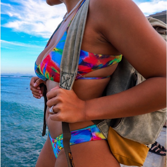 Bikini - Picture 1 of 5